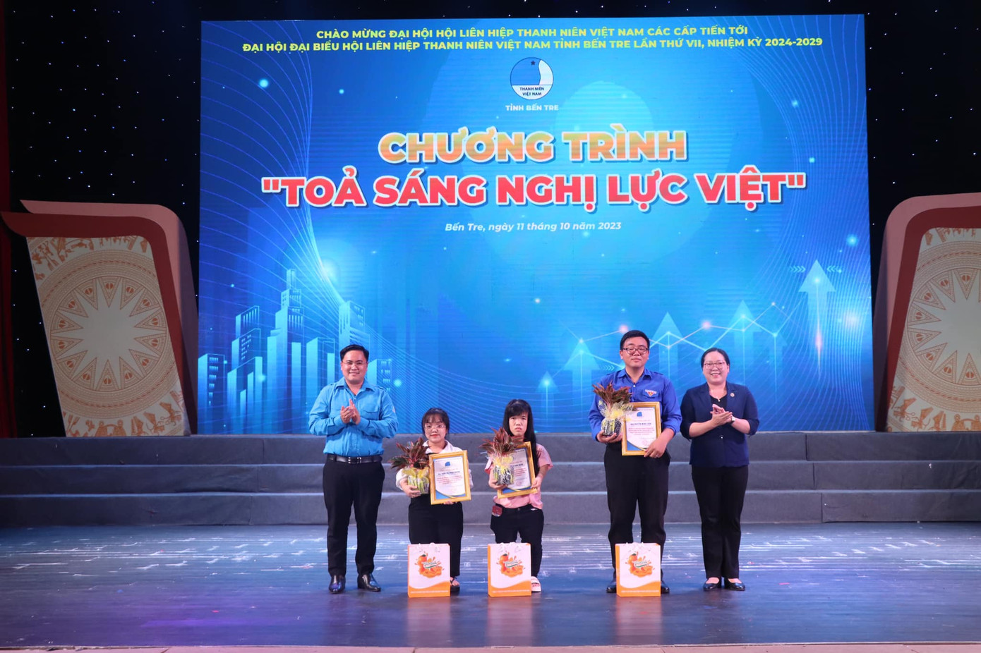 Tuyên dương gương tỏa sáng nghị lực. Tuyên dương gương tỏa sáng nghị lực.