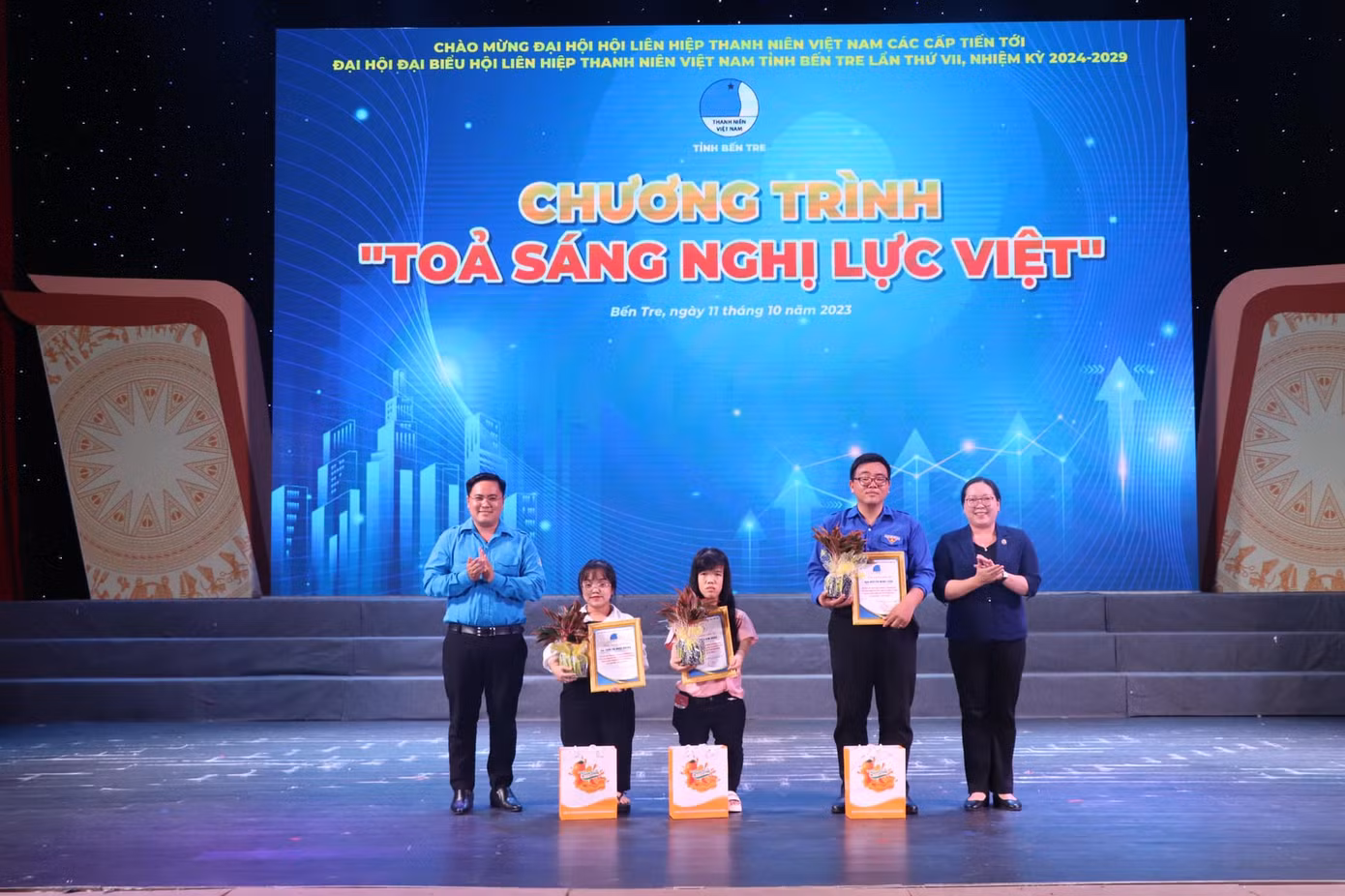 Tuyên dương gương tỏa sáng nghị lực. Tuyên dương gương tỏa sáng nghị lực.