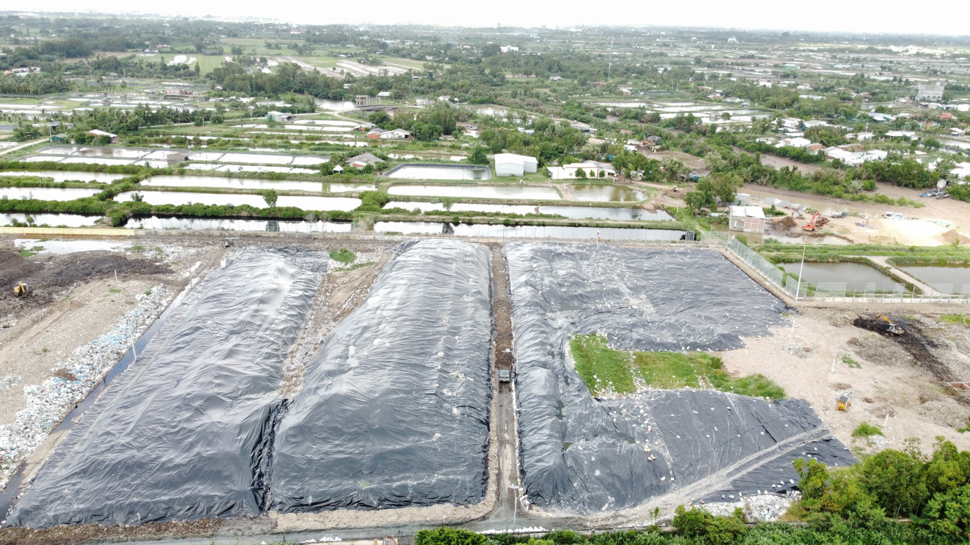 Phủ bạt hạn chế gây ô nhiễm môi trường tại bãi rác An Hiệp, huyện Ba Tri, Bến Tre. Ảnh: Hoà Hội Phủ bạt hạn chế gây ô nhiễm môi trường tại bãi rác An Hiệp, huyện Ba Tri, Bến Tre. Ảnh: Hoà Hội