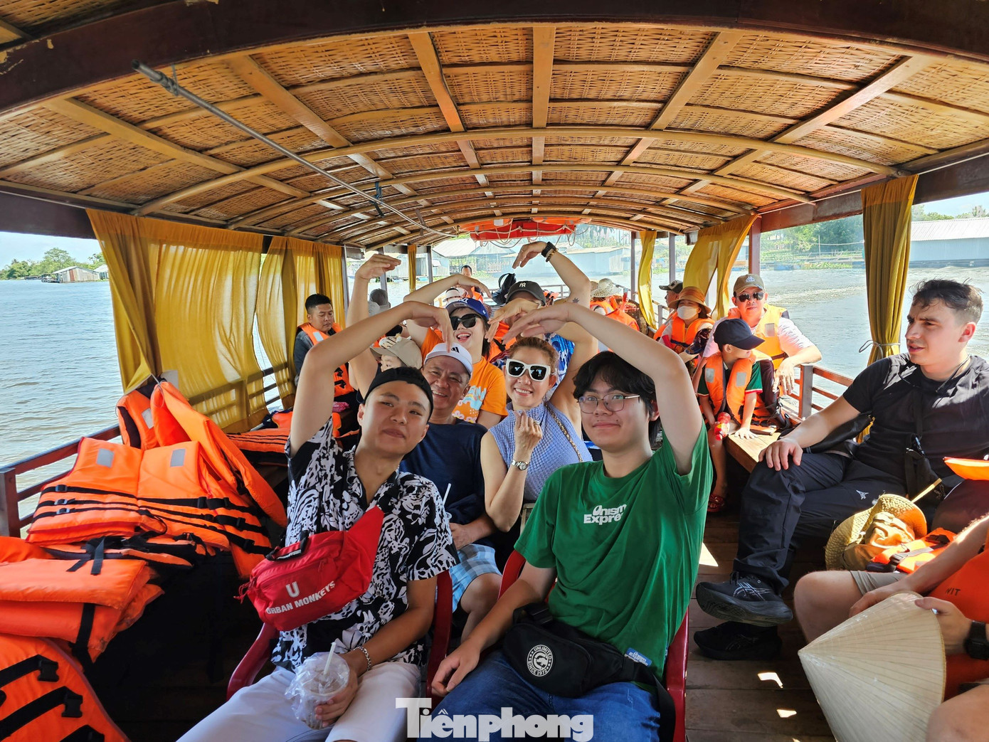 Cồn Sơn thuộc phường Bùi Hữu Nghĩa, quận Bình Thủy, TP. Cần Thơ, cách trung Thành phố khoảng chục cây số về hướng thượng nguồn. Cồn còn được mệnh danh là “ốc đảo” giữa dòng sông Hậu. Ảnh: Hòa Hội. Cồn Sơn thuộc phường Bùi Hữu Nghĩa, quận Bình Thủy, TP. Cần Thơ, cách trung Thành phố khoảng chục cây số về hướng thượng nguồn. Cồn còn được mệnh danh là “ốc đảo” giữa dòng sông Hậu. Ảnh: Hòa Hội.