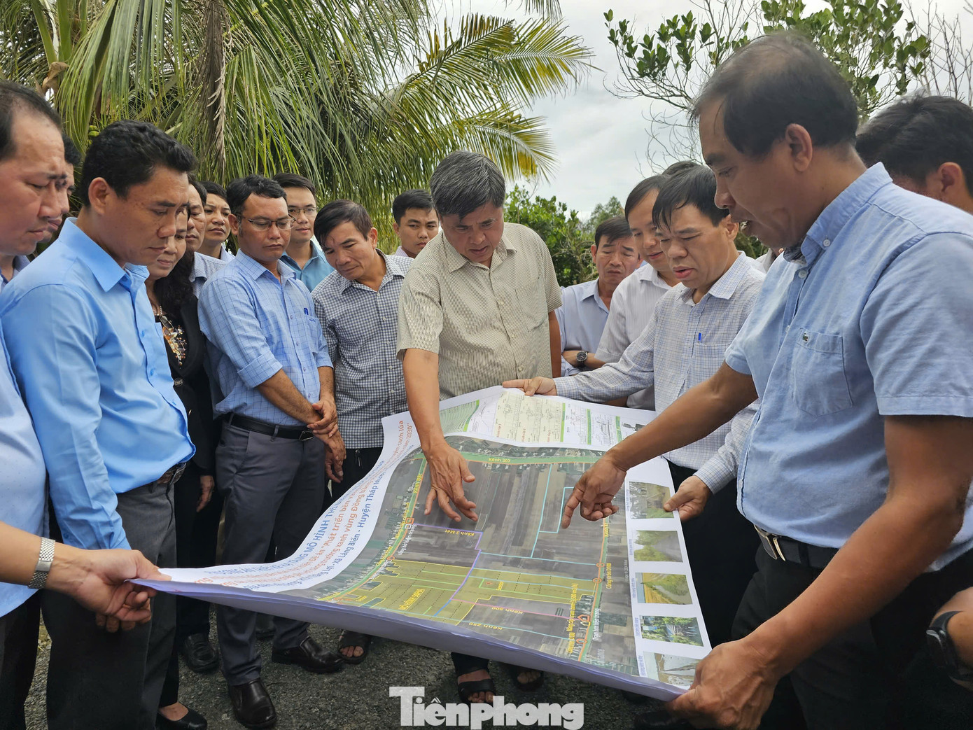 Thứ trưởng Bộ NN&PTNT - Trần Thanh Nam xem sơ đồ tổng quan mô hình. Ảnh: Hòa Hội Thứ trưởng Bộ NN&PTNT - Trần Thanh Nam xem sơ đồ tổng quan mô hình. Ảnh: Hòa Hội