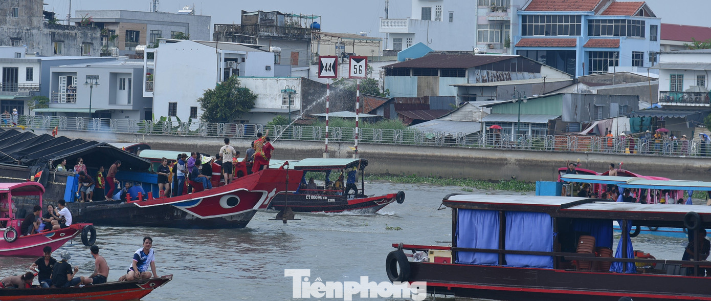 Để chuẩn bị cho lễ hội lớn này, trước đó Ban quản trị Miếu bà xin giấy phép từ Cục Đường thủy nội địa Việt Nam (Bộ Giao thông Vận tải) để được tổ chức các hoạt động cầu an, vui chơi, té nước cho người dân và du khách trên sông Hậu. Ảnh: Hòa Hội.