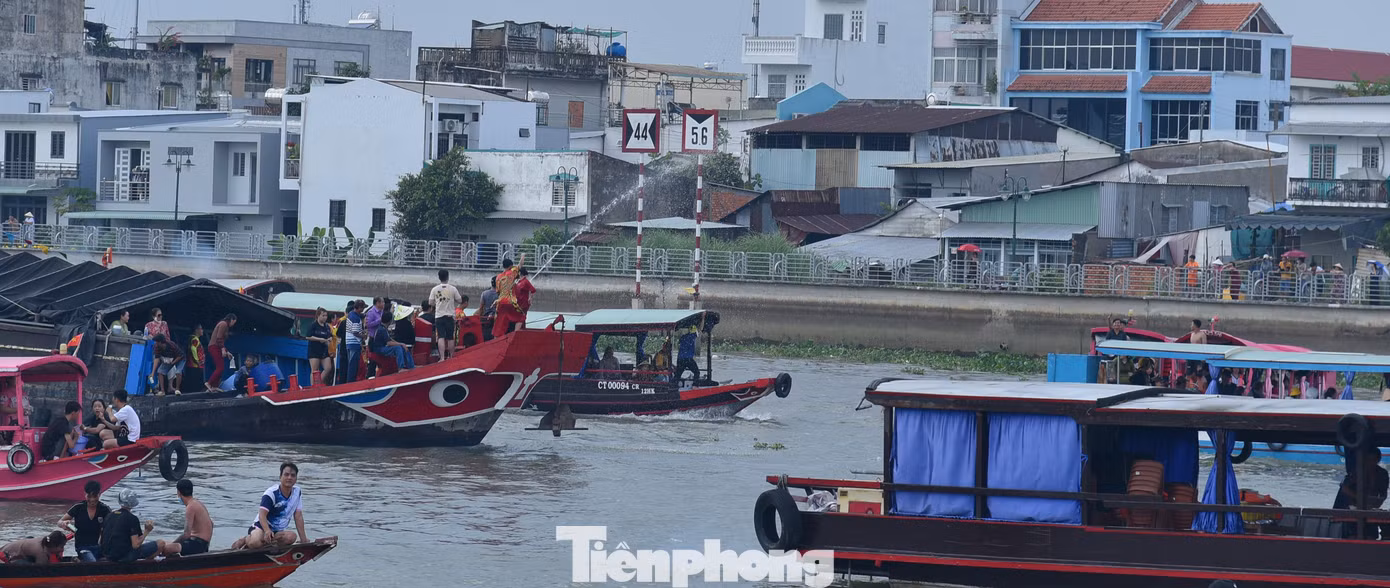 Để chuẩn bị cho lễ hội lớn này, trước đó Ban quản trị Miếu bà xin giấy phép từ Cục Đường thủy nội địa Việt Nam (Bộ Giao thông Vận tải) để được tổ chức các hoạt động cầu an, vui chơi, té nước cho người dân và du khách trên sông Hậu. Ảnh: Hòa Hội.