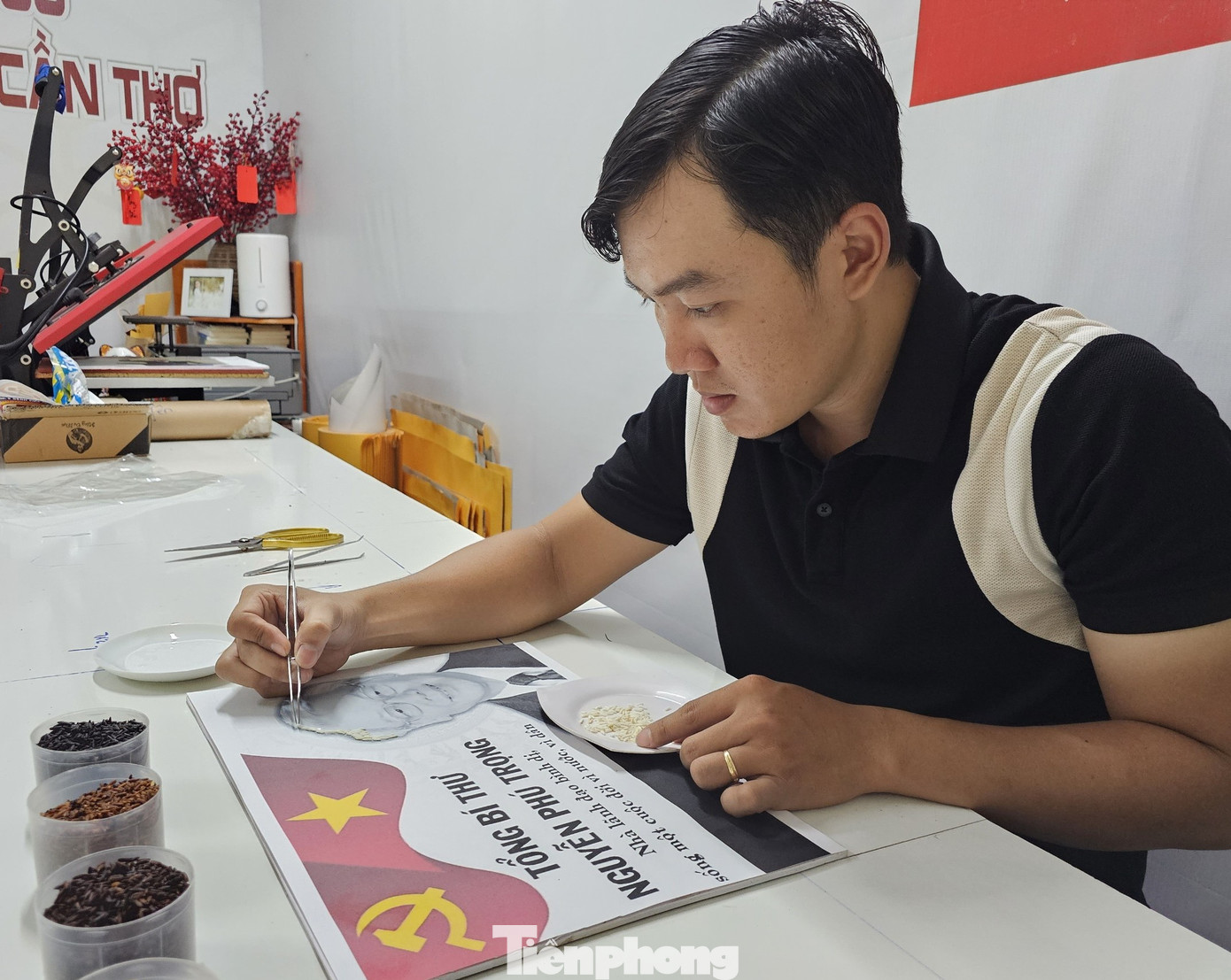 Khưu Tấn Bửu vẽ tranh gạo về Tổng bí thư Nguyễn Phú Trọng. Ảnh: Hòa Hội