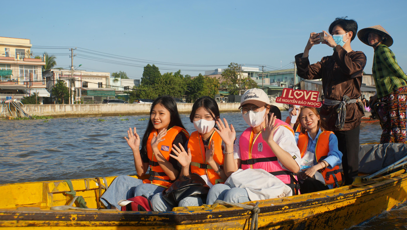 Nhiều bạn trẻ mang theo băng rôn, khẩu hiệu để cổ vũ và chào đón Bảo Ngọc trở về quê nhà.