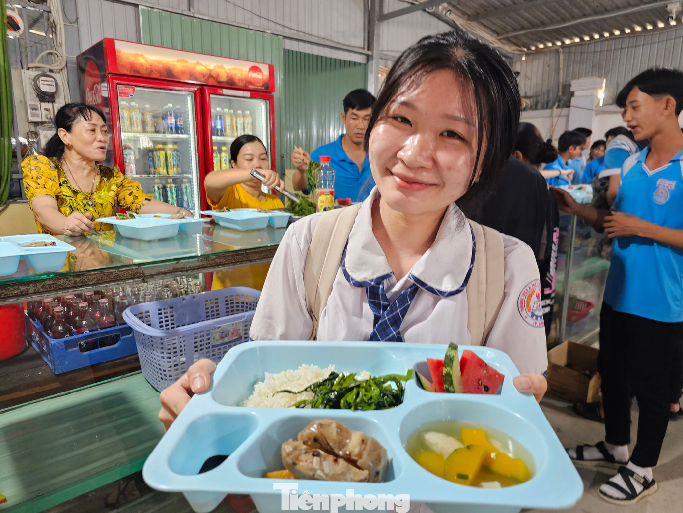 Học sinh háo hức với phần cơm do trường hỗ trợ. Ảnh: Hòa Hội