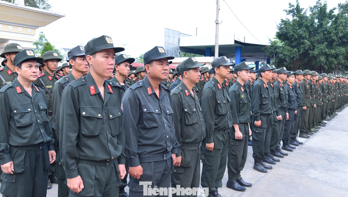 Chiến sĩ Trung đoàn Cảnh sát cơ động Tây Nam Bộ tham gia Chủ Nhật Đỏ. Ảnh: Hòa Hội