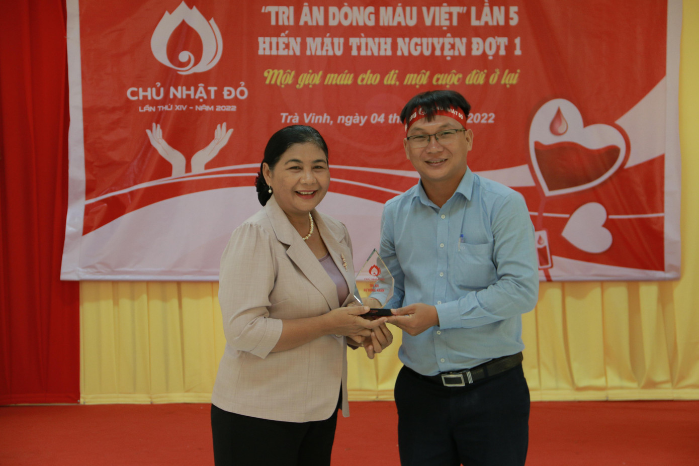 Đại diện báo Tiền Phong trao tặng kỷ niệm chương cho Ban giám hiệu Trường Đại học Trà Vinh. Đoàn trường ĐH Trà Vinh tặng quà cho Giám đốc Mobifone chi nhánh Trà Vinh.