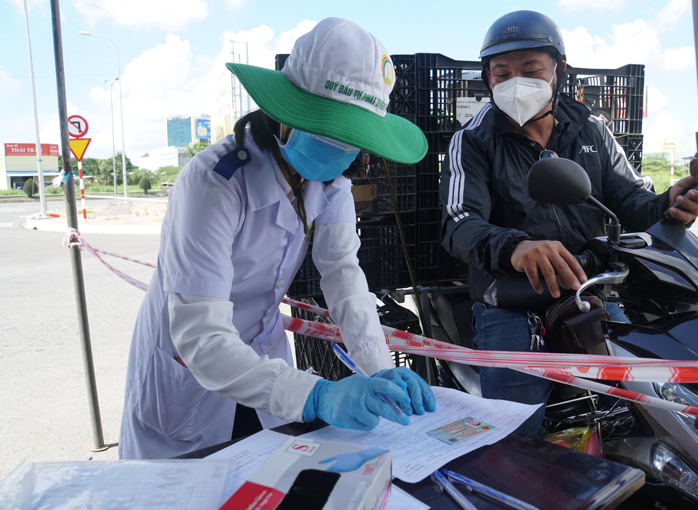 Tình nguyện viên làm nhiệm vụ khai báo y tế