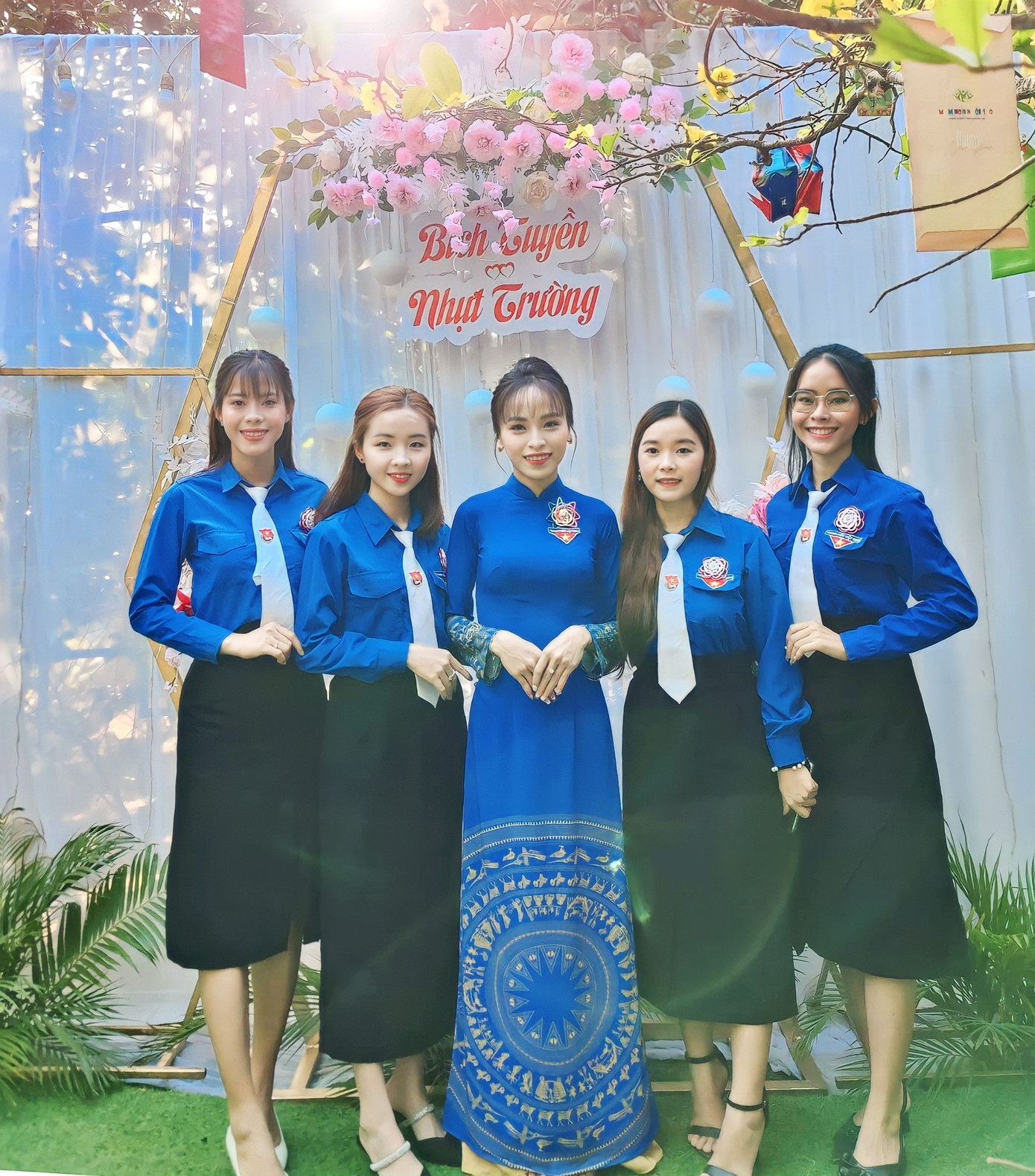 Bích Tuyền cùng dàn bê tráp trong trang phục áo Đoàn.