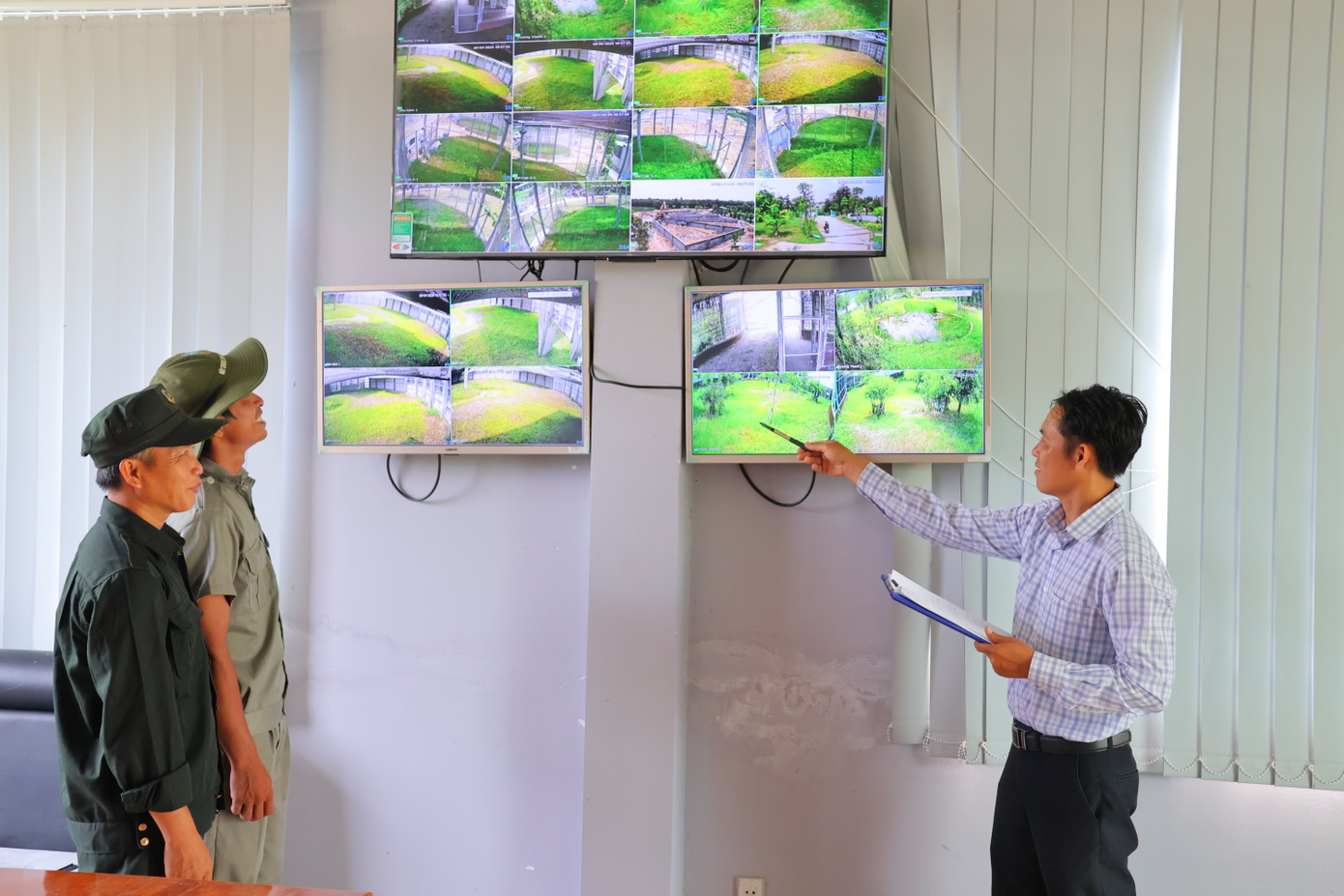 Nhân viên kỹ thuật của Vườn Quốc gia Tràm Chim giám sát khu vực các chuồng nuôi sếu đầu đỏ thông qua hệ thống camera giám sát 24/7. Nhân viên kỹ thuật của Vườn Quốc gia Tràm Chim giám sát khu vực các chuồng nuôi sếu đầu đỏ thông qua hệ thống camera giám sát 24/7.