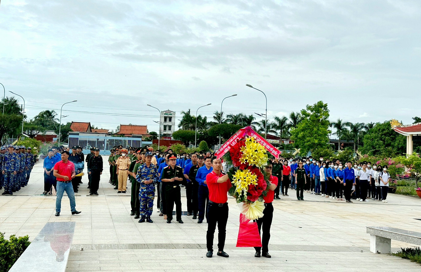 Sáng 18/7, Ban Thường vụ Tỉnh Đoàn An Giang phối hợp Viettel An Giang tổ chức chương trình vệ sinh các khu mộ; thay hoa, lọ hoa trên phần mộ liệt sĩ tại các nghĩa trang liệt sĩ trên địa bàn tỉnh An Giang. Ảnh: TĐ AG