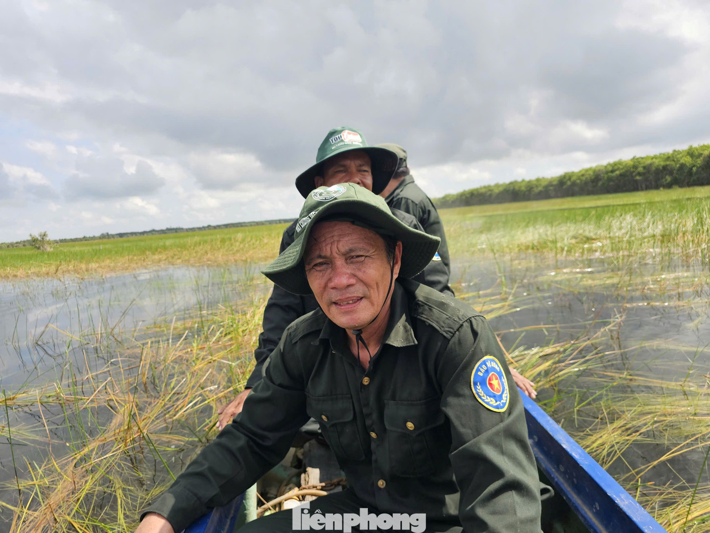 Hiện mùa nước nổi, cánh đồng Vườn Quốc gia Tràm Chim ở vùng Đồng Tháp Mười nước ngập mênh mông. Hằng ngày, cán bộ vườn tuần tra kiểm soát người xâm nhập trái phép. Ảnh: Hòa Hội