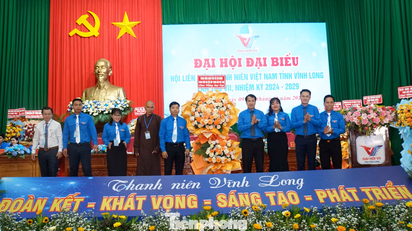 Bí thư Trung ương Đoàn tặng hoa chúc mừng đại hội. Ảnh: Hòa Hội