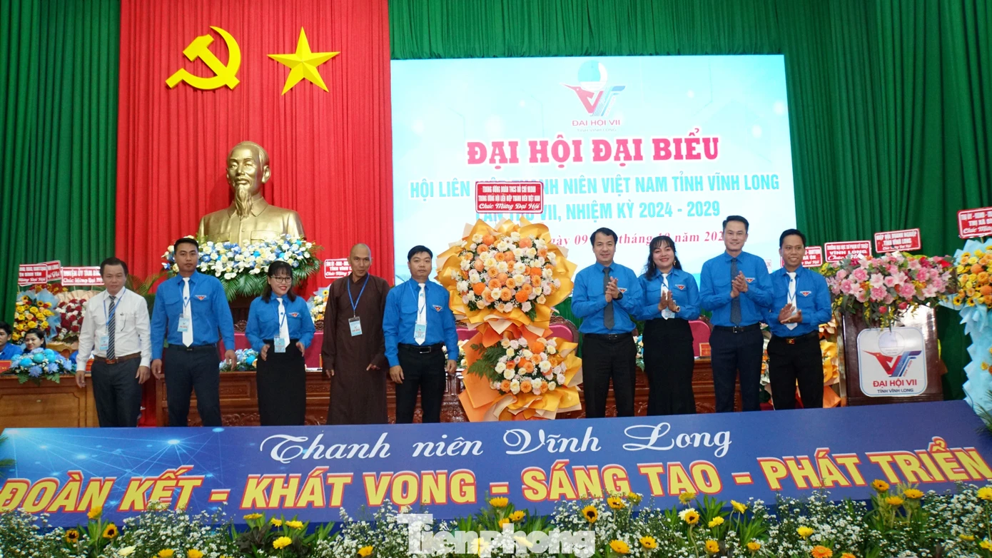 Bí thư Trung ương Đoàn tặng hoa chúc mừng đại hội. Ảnh: Hòa Hội Bí thư Trung ương Đoàn tặng hoa chúc mừng đại hội. Ảnh: Hòa Hội