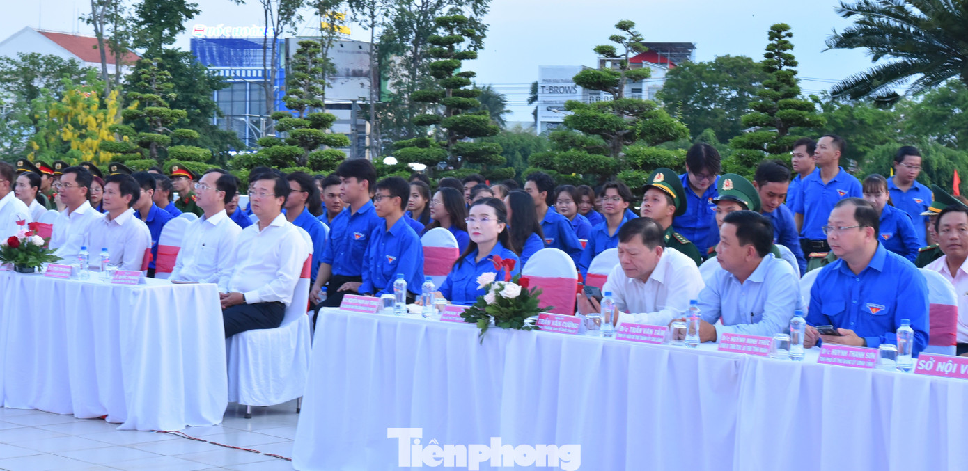 Chị Nguyễn Phạm Duy Trang - Bí thư Trung ương Đoàn, Chủ tịch Hội Đồng Đội Trung ương; lãnh đạo tỉnh Đồng Tháp cùng hơn 200 đoàn viên, thanh niên tham dự lễ tri ân. Ảnh: Hòa Hội