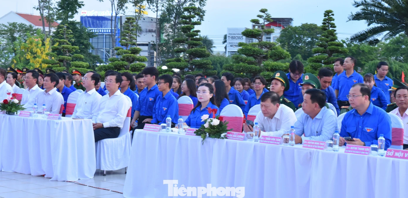 Chị Nguyễn Phạm Duy Trang - Bí thư Trung ương Đoàn, Chủ tịch Hội Đồng Đội Trung ương; lãnh đạo tỉnh Đồng Tháp cùng hơn 200 đoàn viên, thanh niên tham dự lễ tri ân. Ảnh: Hòa Hội