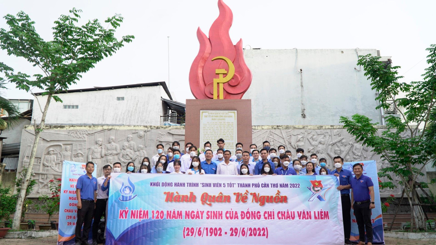 Đoàn hành trình tại Di tích Đặc ủy An Nam Cộng sản Đảng Hậu Giang (Quận Bình Thủy). - Ảnh: CTV TĐ CT