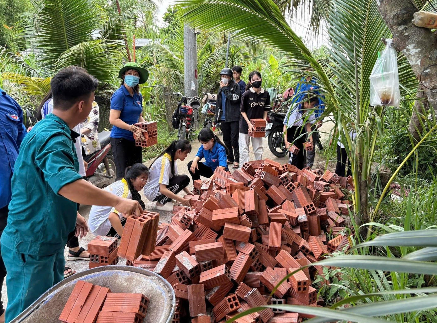 Đoàn viên thanh niên Bến Tre hỗ trợ vật tư giúp người dân.