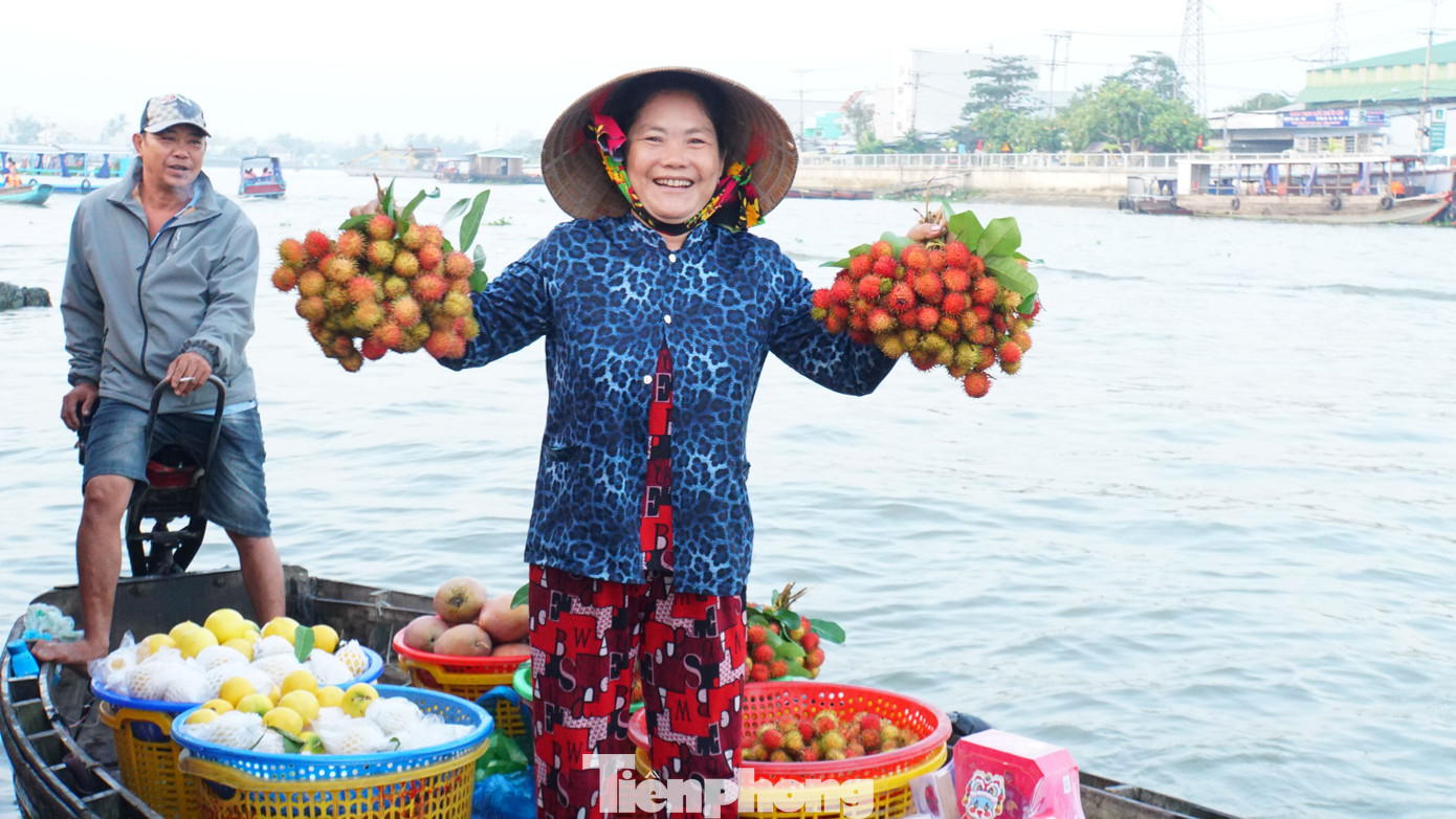Người dân bán trái cây tại chợ nổi Cái Răng. Ảnh: Hòa Hội. Người dân bán trái cây tại chợ nổi Cái Răng. Ảnh: Hòa Hội.