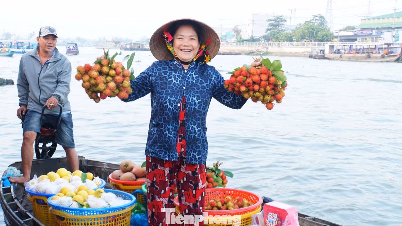 Người dân bán trái cây tại chợ nổi Cái Răng. Ảnh: Hòa Hội.