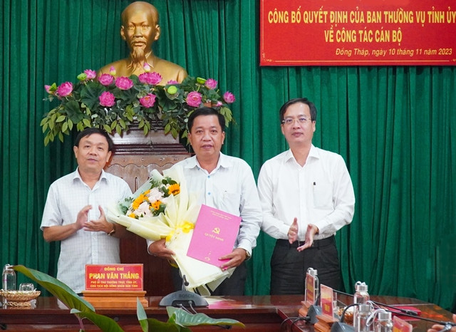 Ông Phan Văn Thắng - Phó Bí thư Thường trực Tỉnh ủy, Chủ tịch HĐND tỉnh Đồng Tháp (bìa trái) trao quyết định, tặng hoa chúc mừng tân Bí thư Thành ủy Cao Lãnh Trần Văn Tám. Ảnh: Báo Đồng Tháp. Ông Phan Văn Thắng - Phó Bí thư Thường trực Tỉnh ủy, Chủ tịch HĐND tỉnh Đồng Tháp (bìa trái) trao quyết định, tặng hoa chúc mừng tân Bí thư Thành ủy Cao Lãnh Trần Văn Tám. Ảnh: Báo Đồng Tháp.