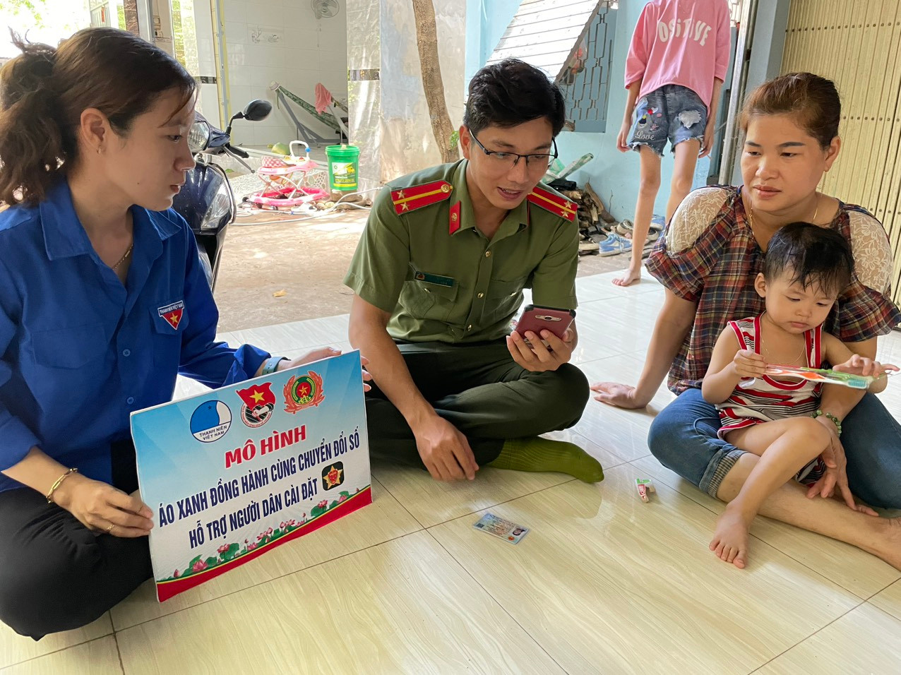 Cán bộ, ĐVTN hỗ trợ người dân chuyển đổi số.