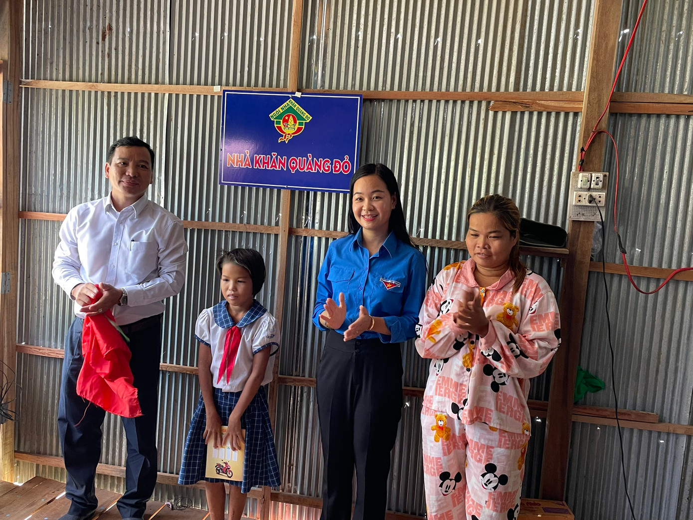 Tỉnh Đoàn Đồng Tháp bàn giao nhà Khăn quàng đỏ cho thiếu nhi.