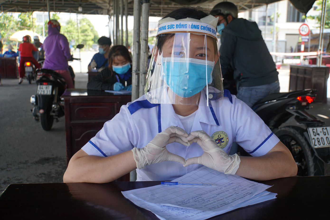 Tình nguyện viên mong muốn sớm đẩy lùi dịch bệnh để mang lại sự bình yên cho người dân
