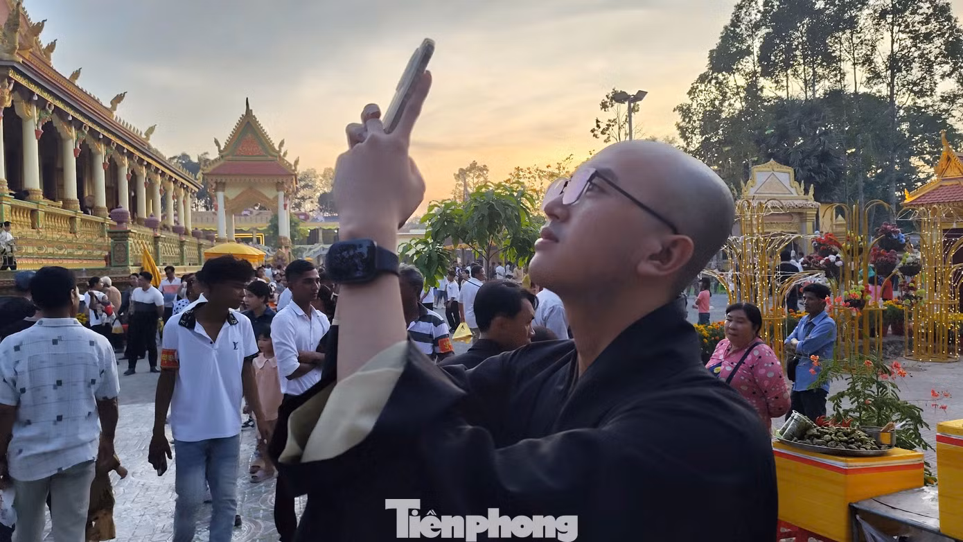 Du khách tham quan chùa. Ảnh: Hòa Hội