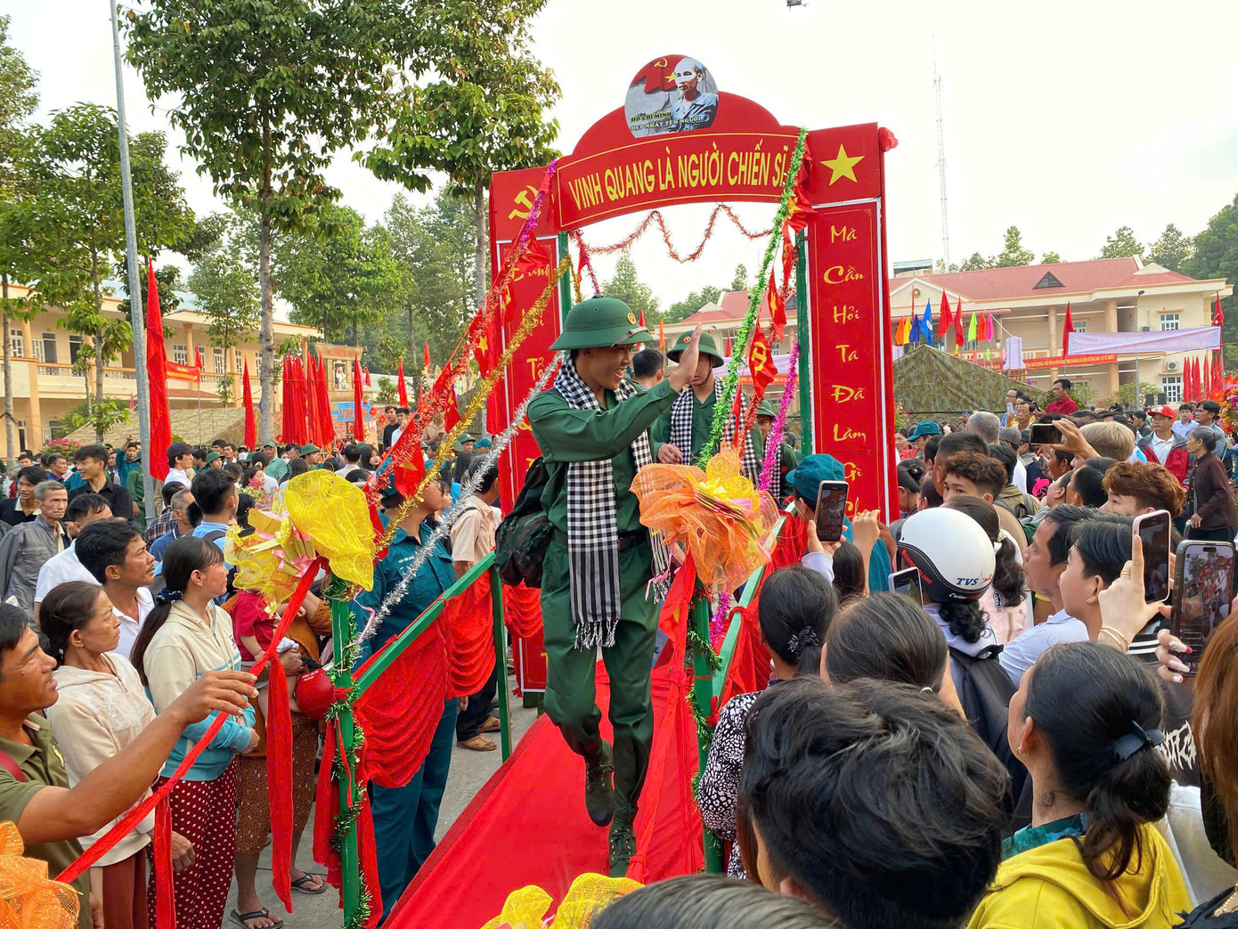 Tân binh Đồng Tháp chào người thân, bạn bè lên đường tòng quân.