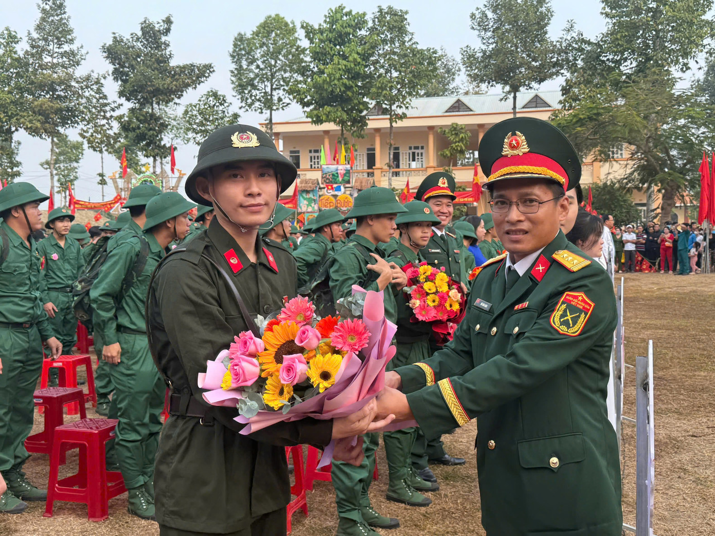 Tân binh tỉnh Đồng Tháp sẵn sàng lên đường bảo vệ Tổ quốc.