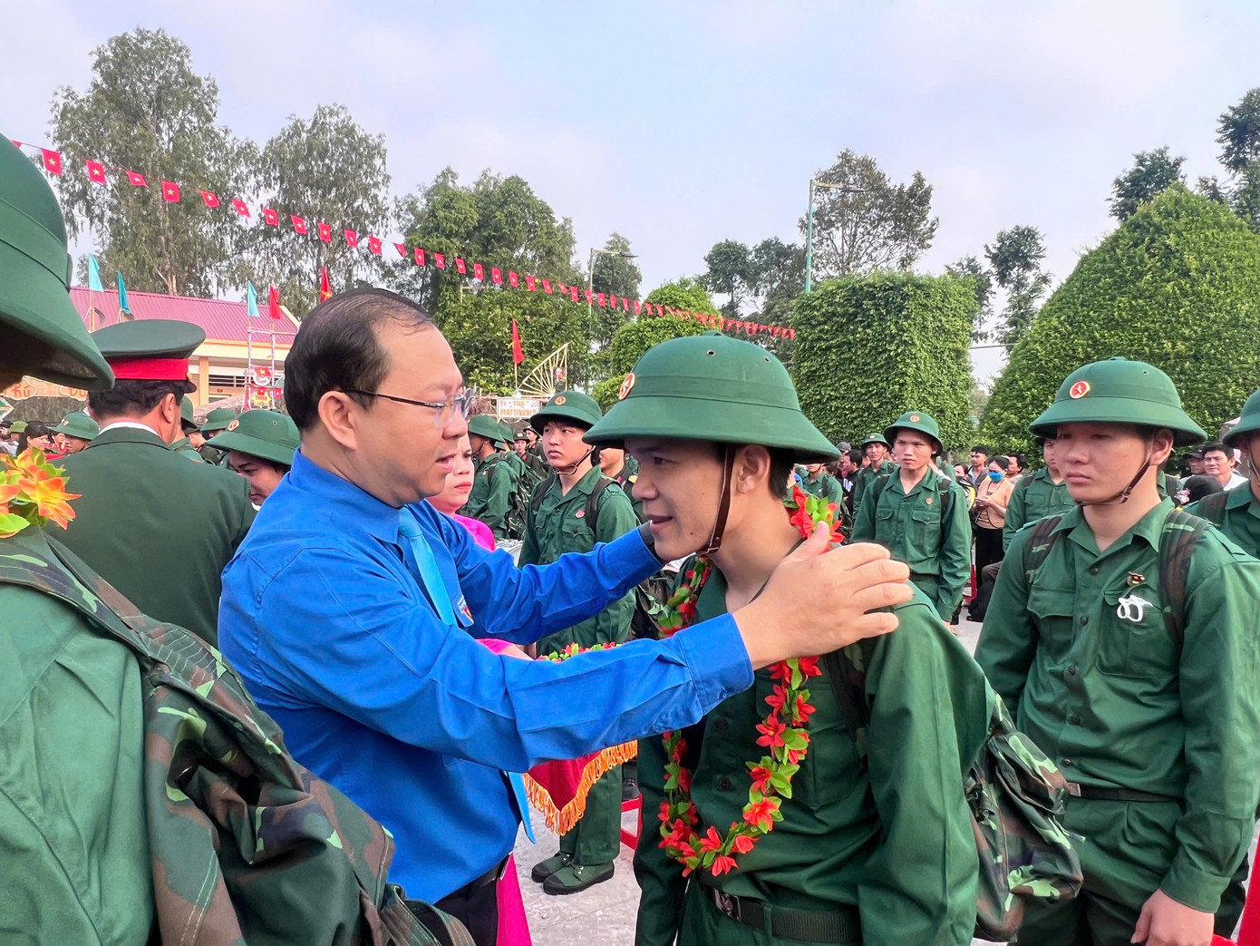 Bí thư Tỉnh Đoàn Đồng Tháp - Huỳnh Minh Thức tặng hoa, động viên các tân binh trước lúc lên đường nhập ngũ.