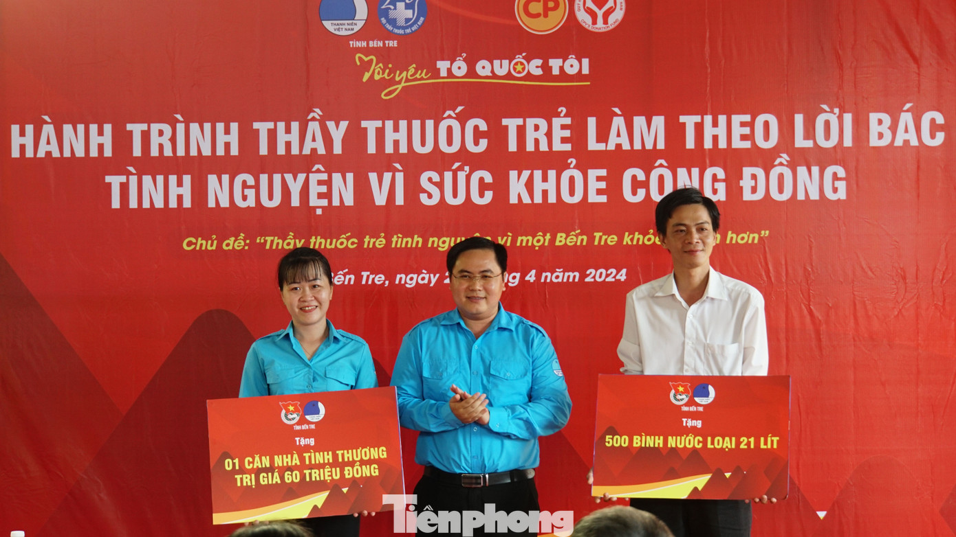 Anh Phan Thanh Trẻ trao tặng bảng tượng trưng 1 căn nhà và 500 bình nước tại chương trình. Ảnh: Hòa Hội