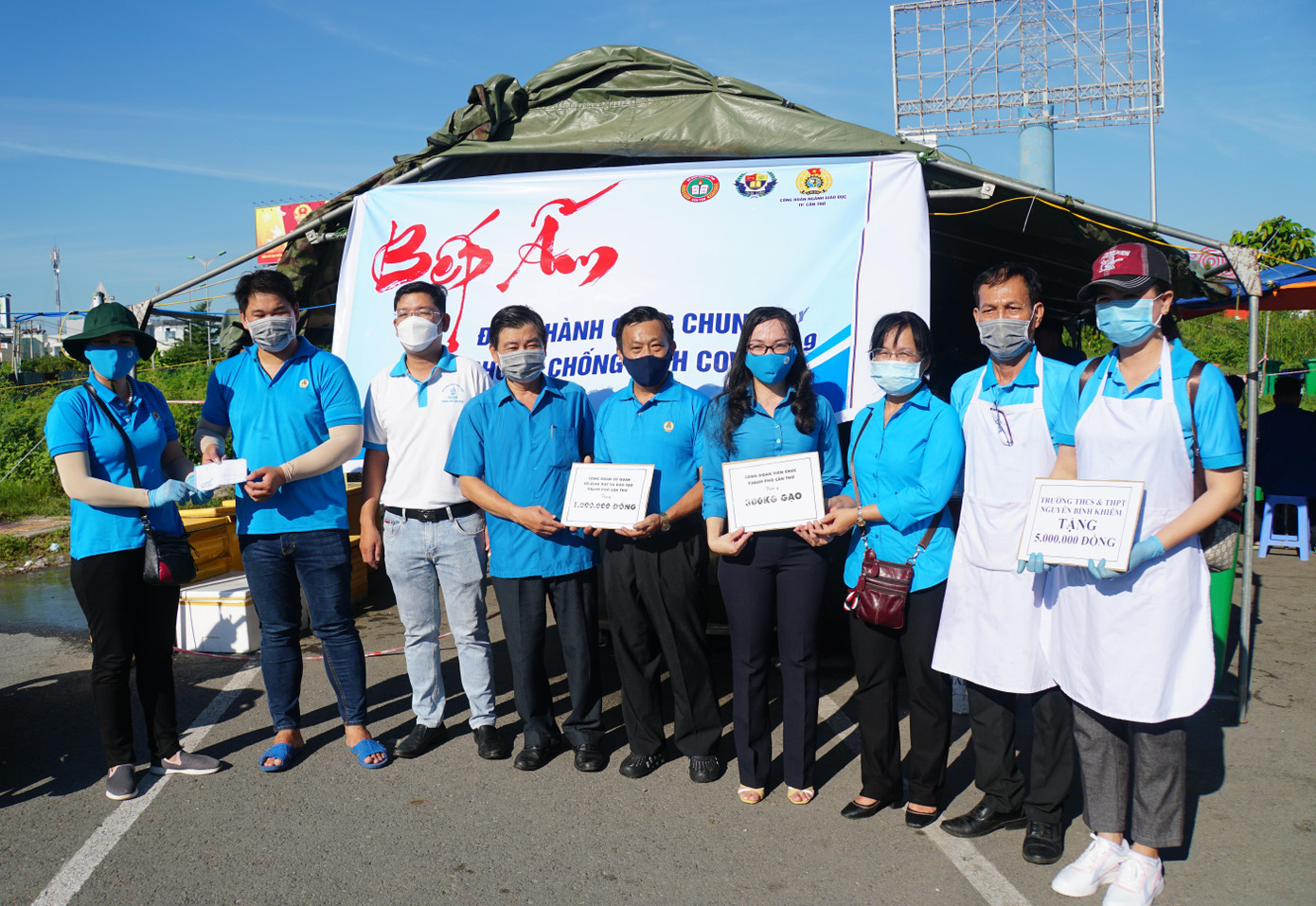 Sáng 3/7, Sở GD&amp;ĐT TP Cần Thơ phối hợp Công đoàn ngành Giáo dục (Liên đoàn Lao động thành phố Cần Thơ) ra mắt mô hình "Bếp ấm - Cùng chung tay phòng chống dịch COVID - 19". - Ảnh: Hòa Hội