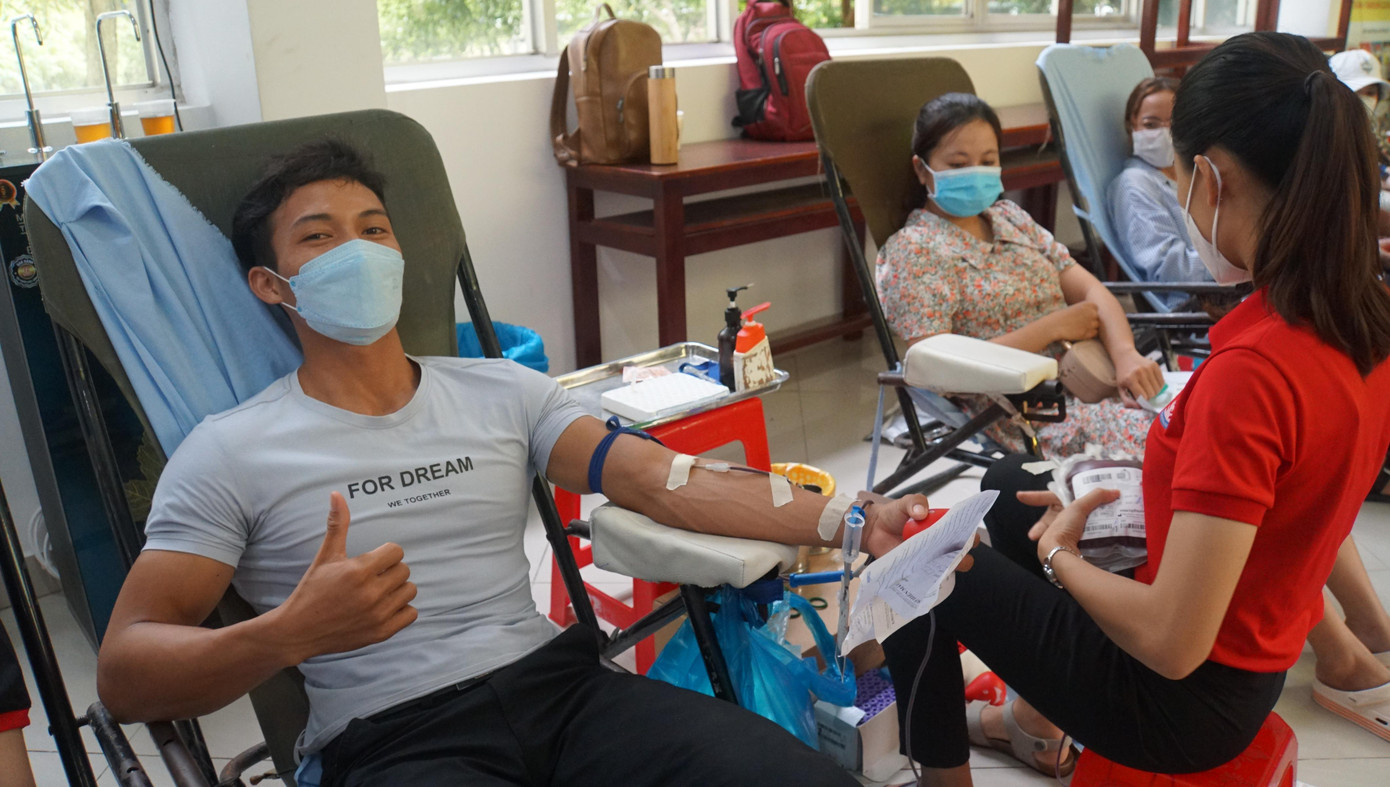 Bạn Thuận Văn Thơm hào hứng tham gia hiến máu. Ảnh: Hòa Hội Bạn Thuận Văn Thơm hào hứng tham gia hiến máu. Ảnh: Hòa Hội