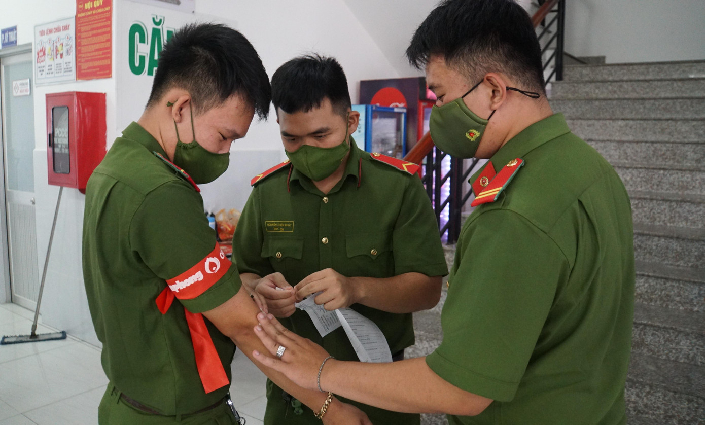 Các chiến sĩ hỗ trợ nhau Quang cảnh Chủ nhật Đỏ tại TP Cần Thơ. - Ảnh: Hòa Hội