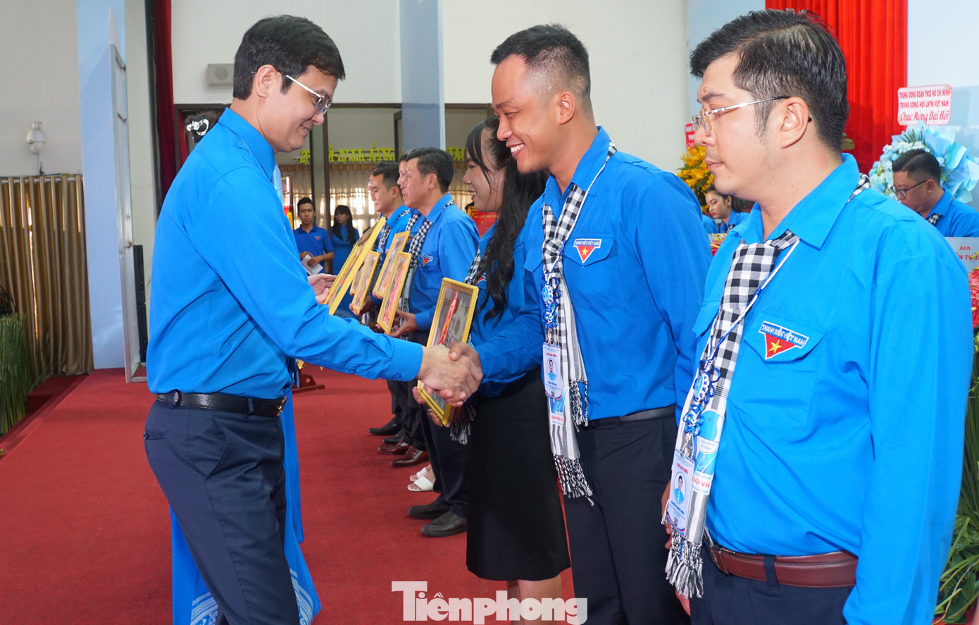 Bí thư thứ nhất Trung ương Đoàn - anh Bùi Quang Huy tặng bằng khen các cá nhân, đơn vị. Ảnh: Hòa Hội