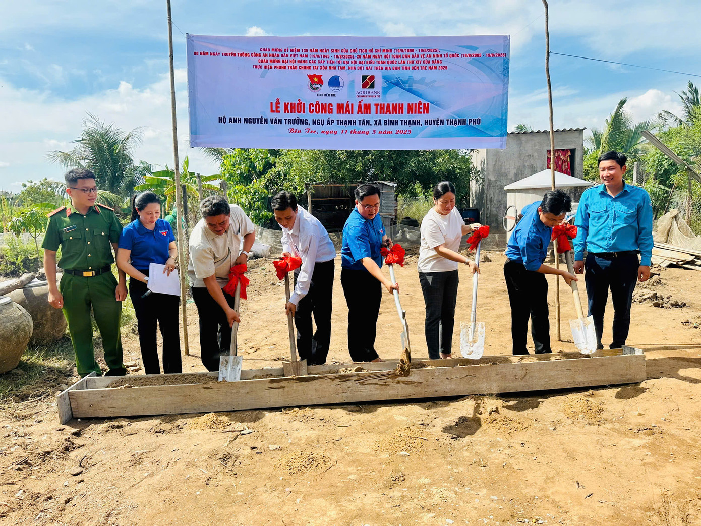 Đại biểu thực hiện nghi thức khởi công Mái ấm thanh niên cho anh Nguyễn Văn Trưởng tại xã Bình Thạnh, huyện Thạnh Phú (Bến Tre).