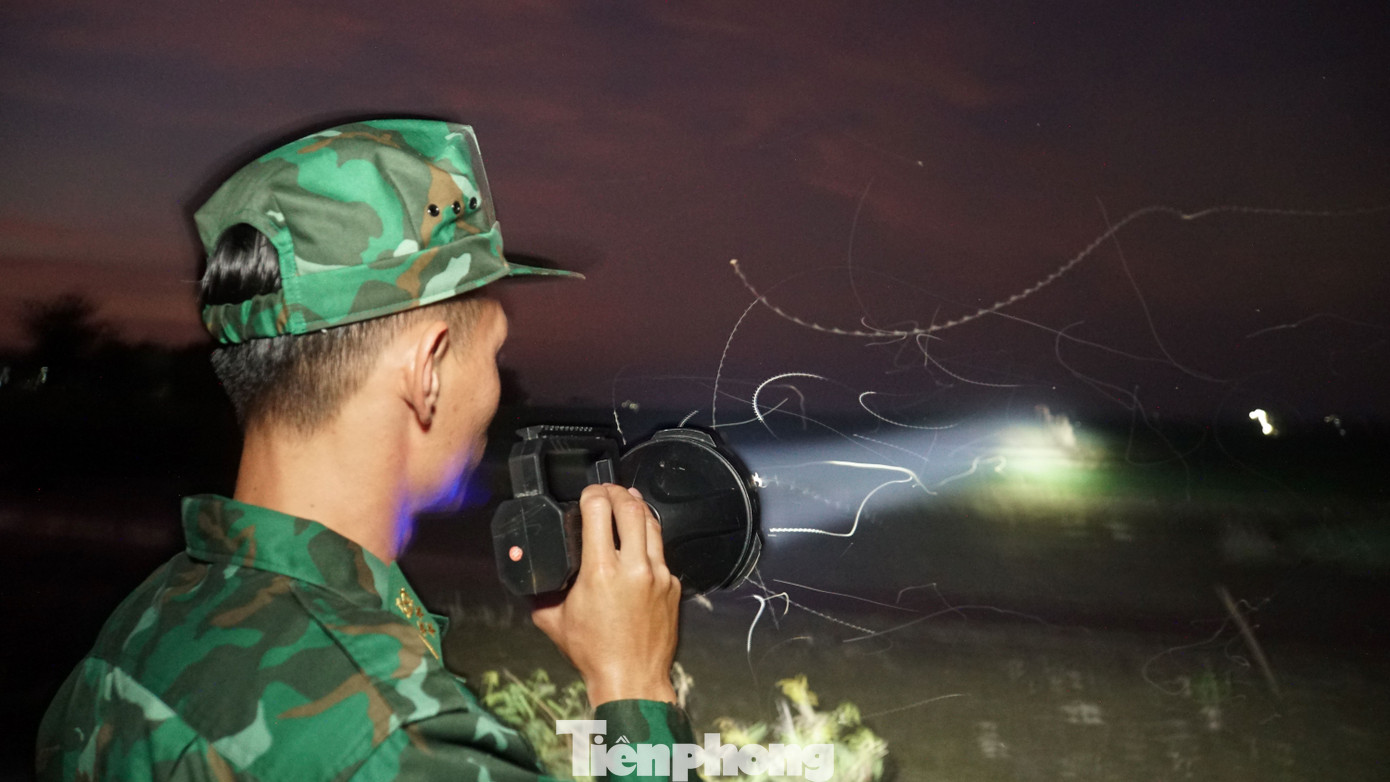 Tỉnh An Giang có đường biên giới gần 100 km, tiếp giáp với hai tỉnh Kan Dal và Tà Keo (Campuchia). Đồn Biên phòng Vĩnh Nguơn đóng trên địa bàn khóm Vĩnh Tây 2, phường Núi Sam (thành phố Châu Đốc) quản lý đoạn biên giới dài 14,5 km. Ảnh: Hòa Hội