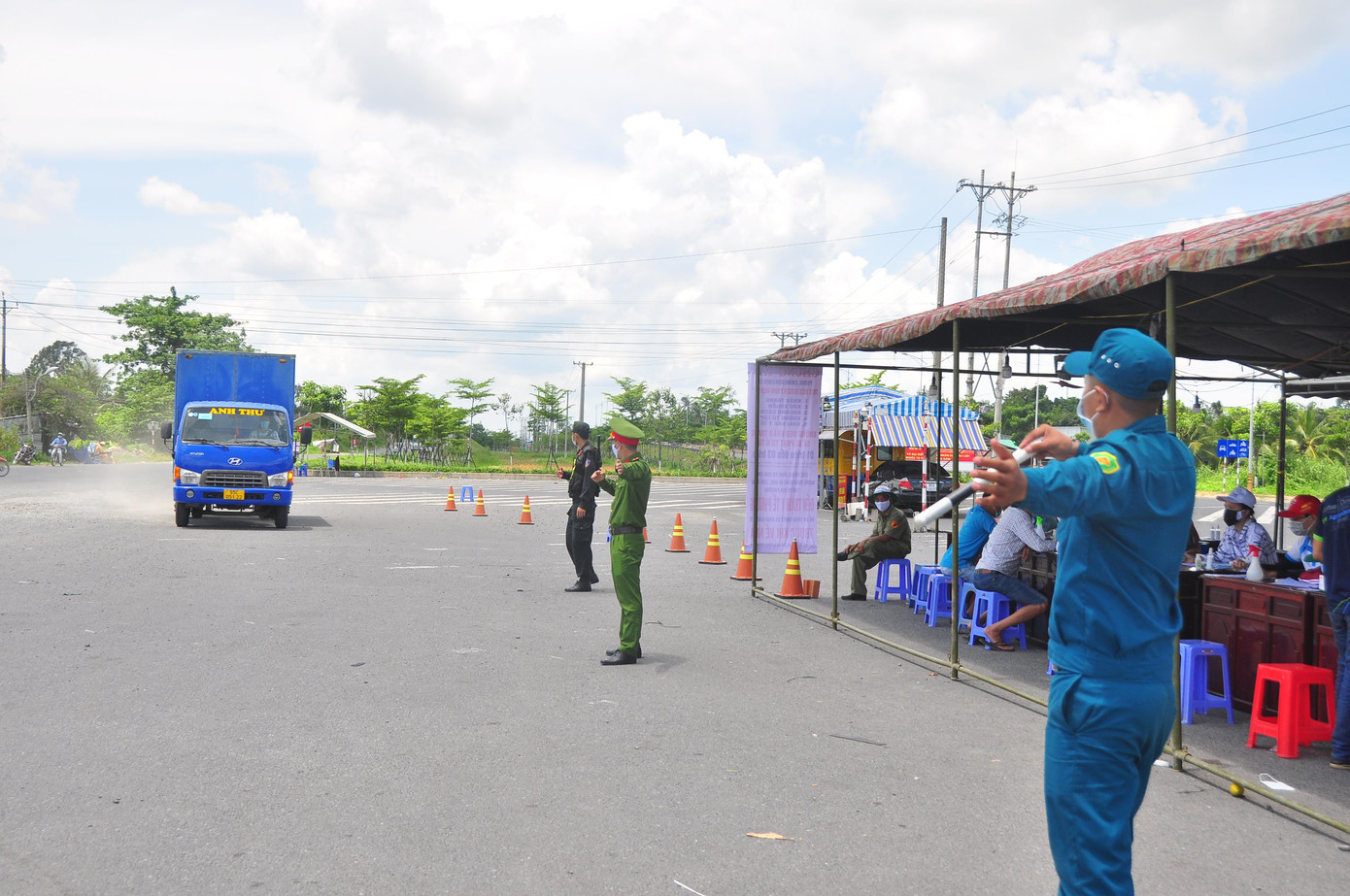 Ở phía sau (lều hậu cần) nhiều mạnh thường quân mang cơm hộp, khoai lang, nước uống, .... để tiếp sức cho các bạn làm công tác phòng, chống dịch. Với họ, không nghĩ gì nhiều ngoài việc chung tay, tiếp sức cùng thành phố đẩy lùi dịch bệnh để đem lại sự bình yên cho nhân dân.