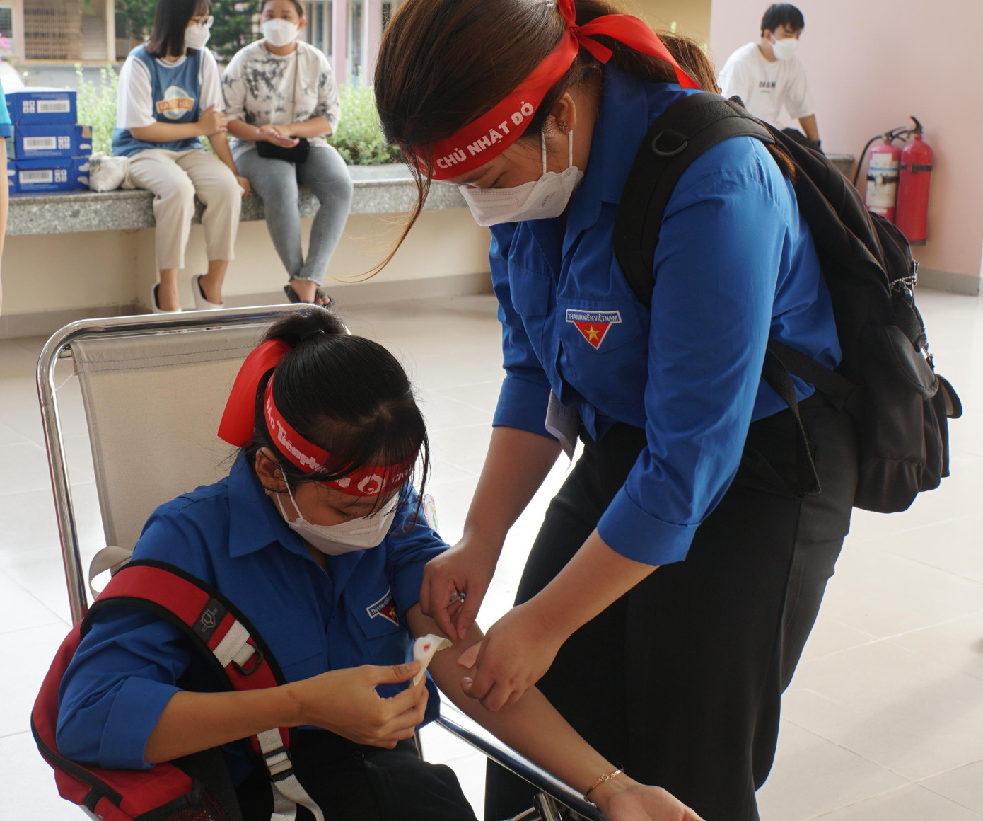 Tình nguyện viên hỗ trợ bạn tham gia hiến máu. - Ảnh: Hòa Hội Tình nguyện viên hỗ trợ bạn tham gia hiến máu. - Ảnh: Hòa Hội