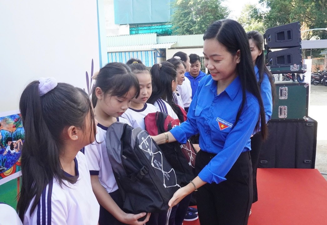 Chị Nguyễn Thị Thúy Lam - Phó Bí thư Thường trực Tỉnh Đoàn - Chủ tịch Hội đồng Đội tỉnh Đồng Tháp tặng quà cho học sinh.
