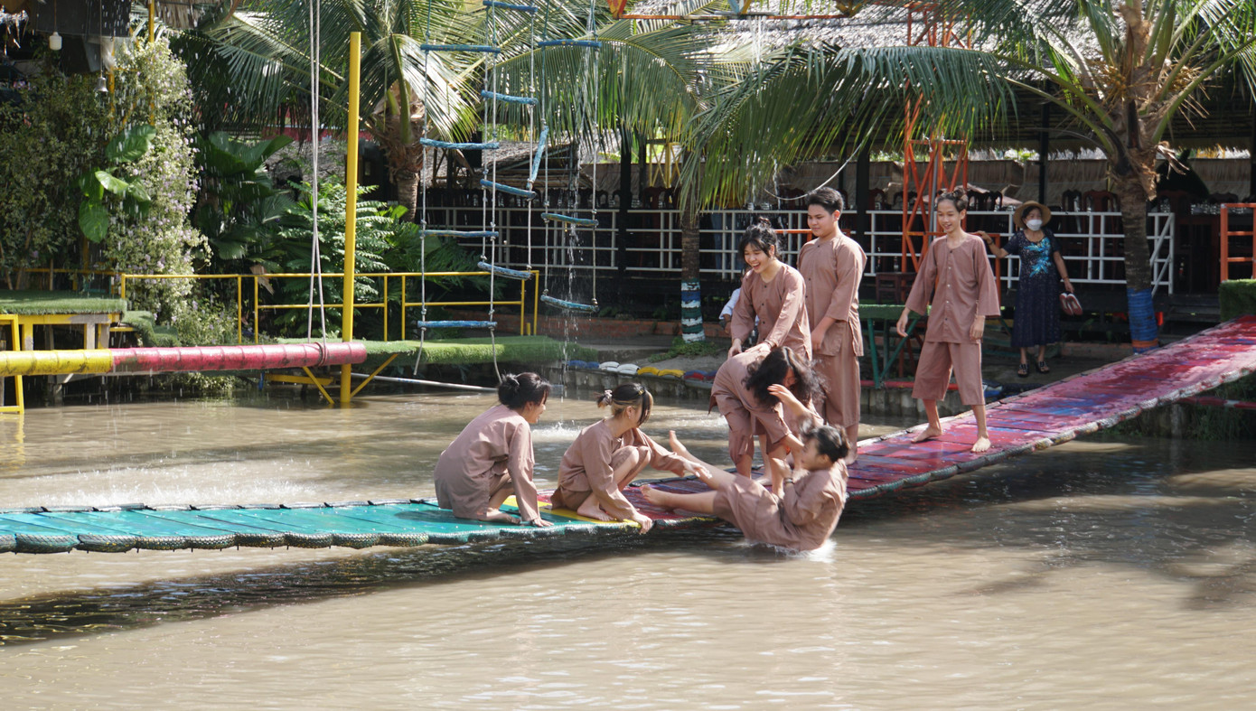 Ông Hồ Văn Thông, Tổng quản lý Làng du lịch Sinh thái Ông Đề cho biết, để đảm bảo an toàn phòng dịch, đơn vị bố trí khử khuẩn ngay đầu cổng vào, thực hiện 5K. Theo ông Thông, trong dịp Tết, trung bình mỗi ngày làng thu hút trên 1.000 lượt khách.
