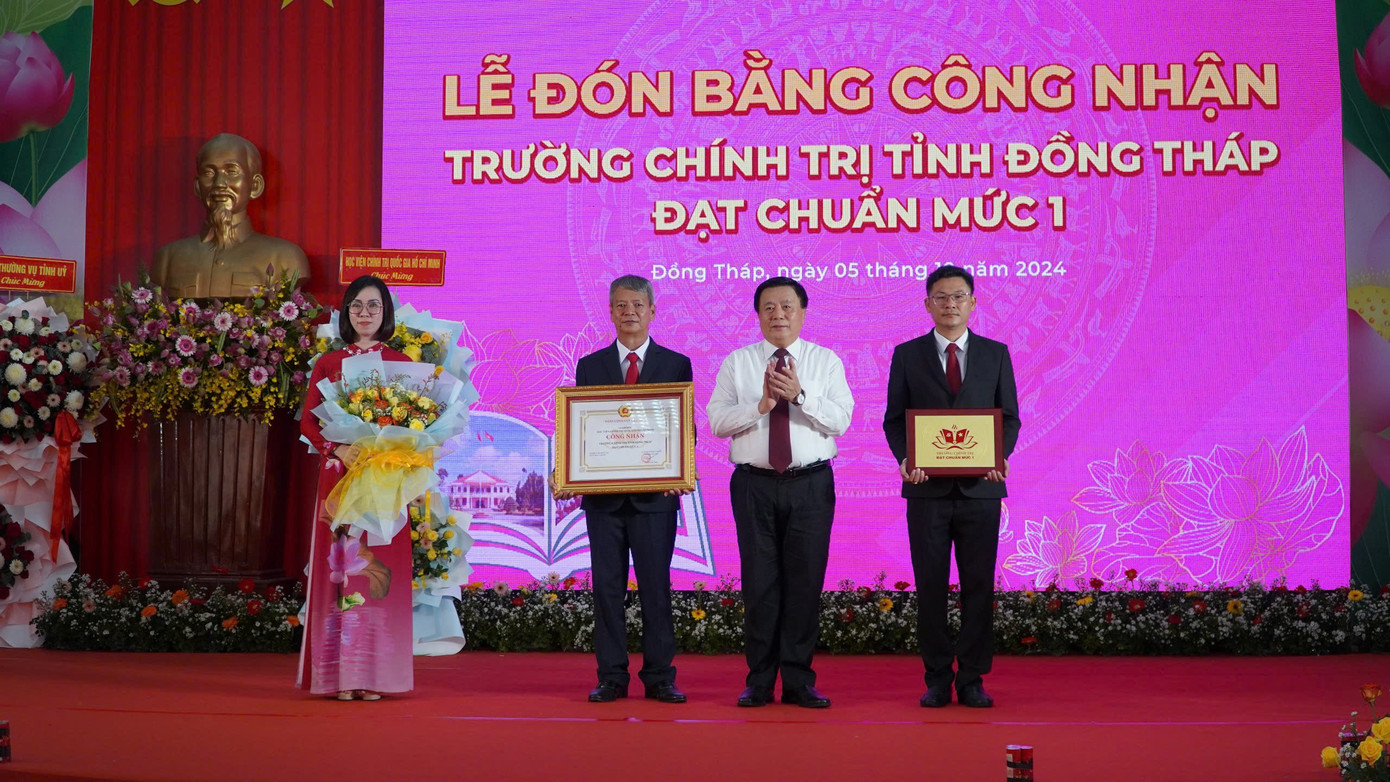 GS. TS Nguyễn Xuân Thắng - Giám đốc Học viện Chính trị quốc gia Hồ Chí Minh, Chủ tịch Hội đồng lý luận Trung ương, trao Bằng và biểu trưng công nhận Trường Chính trị tỉnh Đồng Tháp đạt chuẩn mức 1.