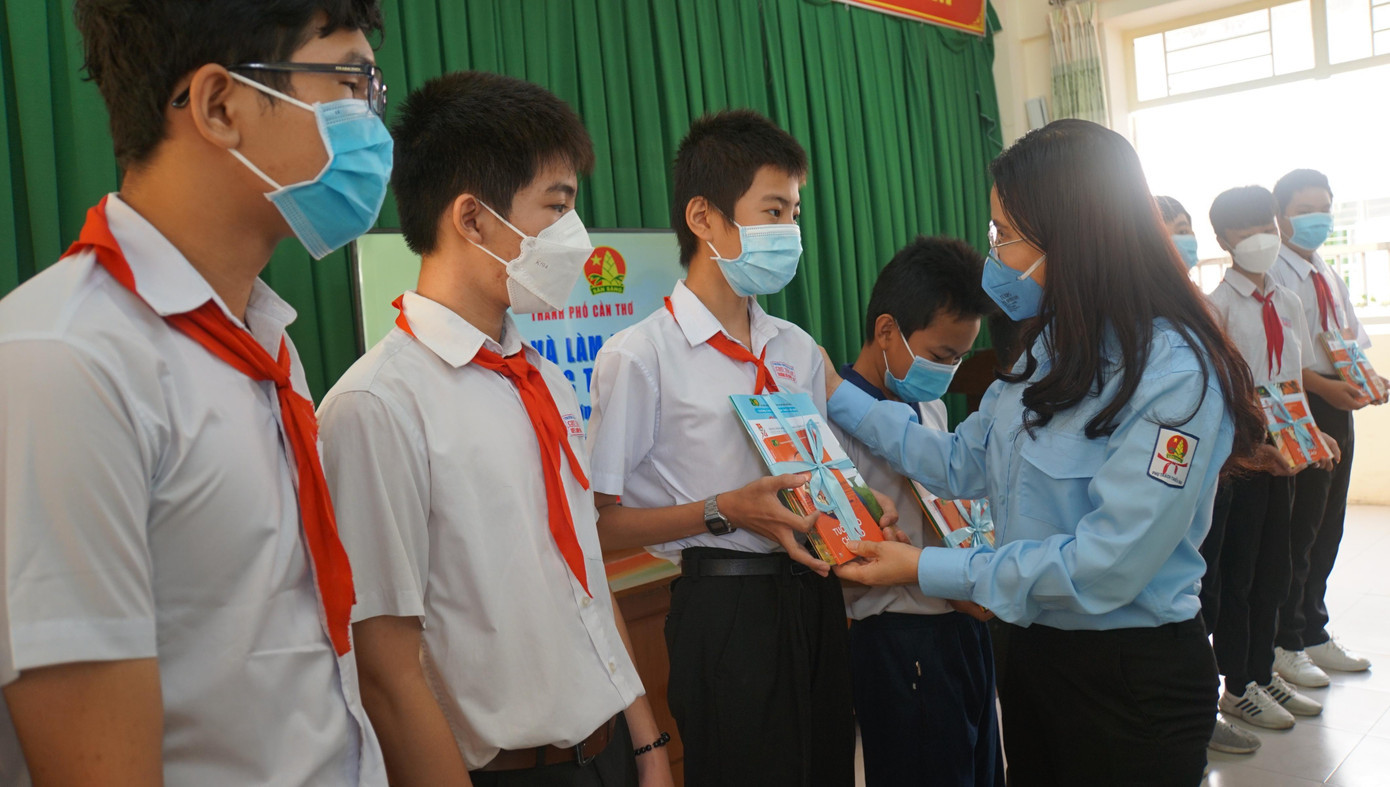 Chị Nguyễn Phạm Duy Trang tặng quà cho học sinh trường THCS Chu Văn An.