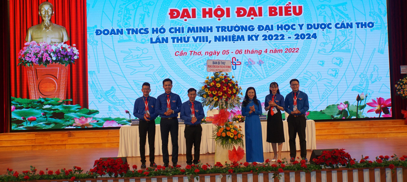 Chị Nguyễn Phạm Duy Trang, Bí thư Trung ương Đoàn tặng hoa chúc mừng đại hội. - Ảnh: Hòa Hội