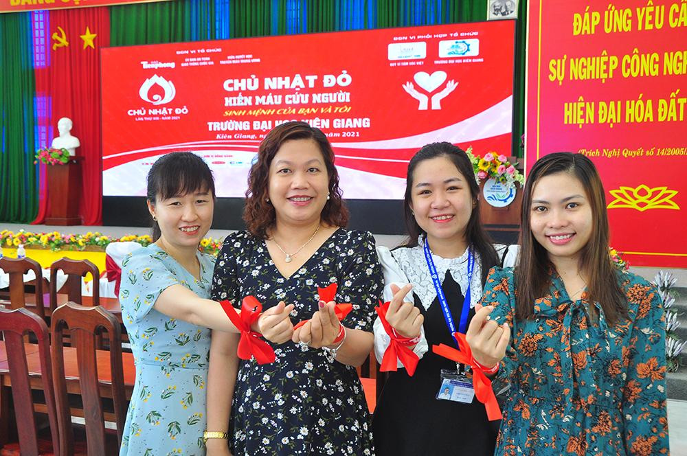 Cán bộ tham gia Chủ nhật Đỏ Bạn Võ Thị Ken, sinh viên năm 2 ngành ngôn ngữ Anh Du lịch của trường ĐH Kiên Giang chia sẻ rằng: "Bản thân em rất vui khi được chia sẻ giọt máu của mình để giúp đỡ cho người bệnh. Hy vọng rằng, nhiều bạn trẻ trên cả nước tích cực tham gia, cùng chia sẻ giọt máu của mình để lan tỏa nhiều giá trị đẹp cho xã hội. Bạn Phạm Hải Dương (sinh viên năm 4 ngành ngôn ngữ Anh) lần thứ 6 tham gia hiến máu. Vừa hiến xong, Dương khiêm tốn chia sẻ: "Hy vọng giọt máu của mình sẽ cứu được cuộc sống của người nào đó. Là thanh niên, em nghĩ đây là hoạt động cần lan tỏa và nếu có thể các bạn nên tham gia nhiều hơn vào các hoạt động ý nghĩa như thế này để tiếp thêm sự sống cho nhiều người". Sinh viên đăng ký tham gia hiến máu Nhà báo Hồng Lĩnh – Thành viên Ban tổ chức cho biết: Tính đến nay Chủ nhật Đỏ báo Tiền Phong lần thứ 13 năm 2021 đã diễn ra trên 40 tỉnh thành cả nước với tổng lượng máu thu được 57.793 đơn vị, vượt kế hoạch hơn 12.000 đơn vị. Chủ nhật Đỏ vẫn tiếp tục diễn ra ở nhiều địa phương. Tại Khu vực ĐBSCL Chủ nhật Đỏ năm 2021 đã diễn ra ở các tỉnh, thành phố: Kiên Giang, An Giang, Đồng Tháp, Trà Vinh, Sóc Trăng, thành phố Rạch Giá, Cần Thơ, Cà Mau với hàng ngàn đơn vị máu đã được dâng hiến. Thông qua chương trình nhân đạo này BTC tại ĐBSCL đã vận động được trên 104 triệu đồng tiền học bổng cho các em học sinh, sinh viên nghèo.