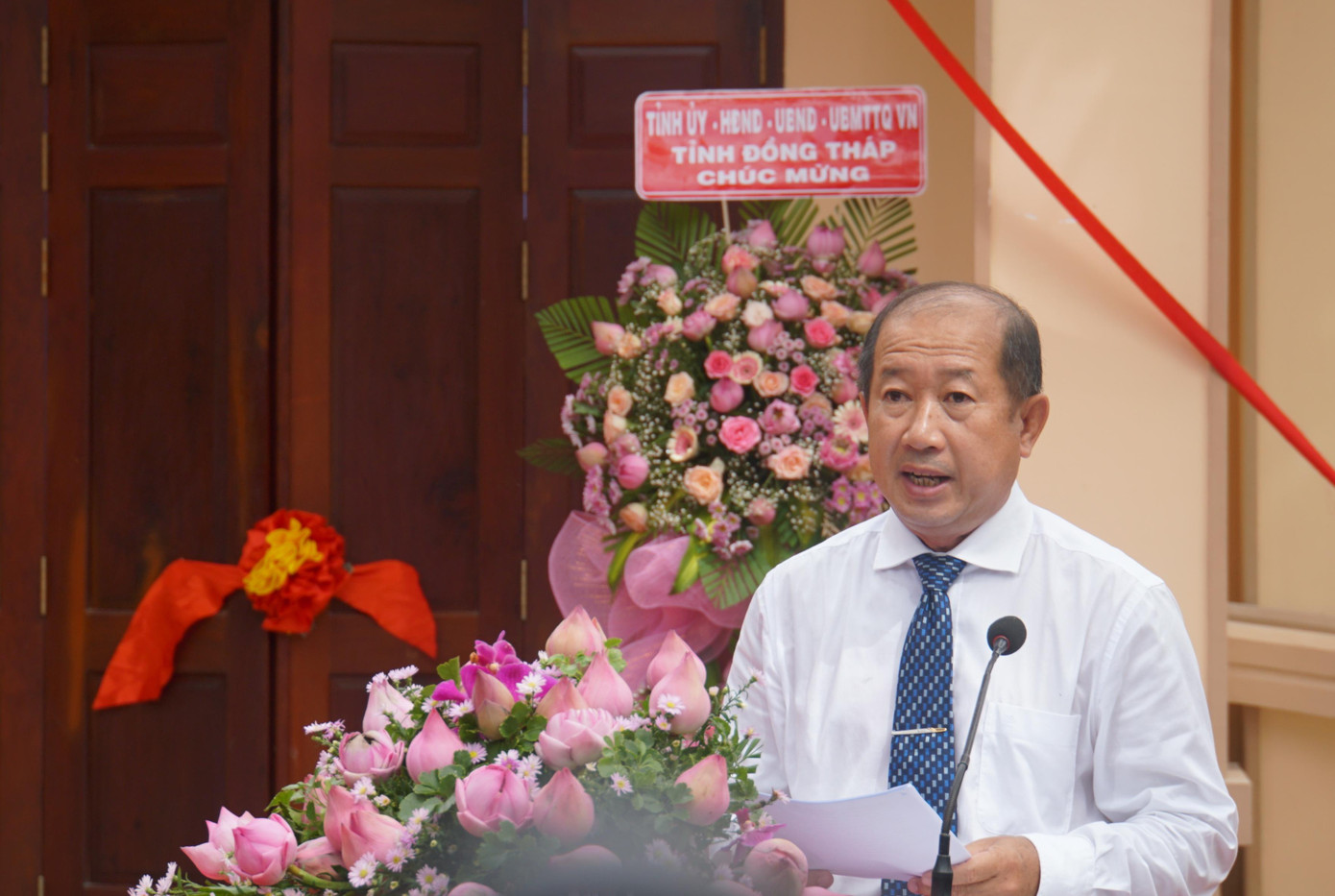 Ông Đoàn Tấn Bửu, Phó chủ tịch UBND tỉnh Đồng Tháp cho biết, Nhà trưng bày góp phần phát huy, lan tỏa giá trị của Khu di tích Nguyễn Sinh Sắc, là món quà tri ân tưởng nhớ đến công lao to lớn của Cụ Phó bảng Nguyễn Sinh Sắc – một tấm gương hiếu học, một nhà nho yêu nước, thương dân, người có công sinh thành, giáo dục, hình thành một nhân cách lớn, một danh nhân văn hóa thế giới, một lãnh tụ kiệt xuất của dân tộc ta. - Ảnh: Hòa Hội