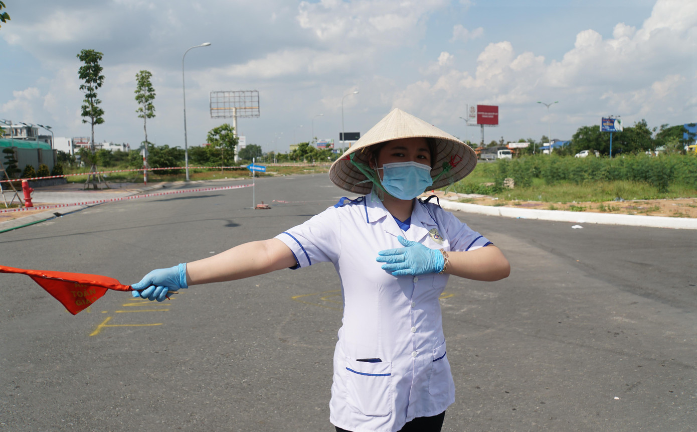 Phan Thị Kim Hồng, sinh viên năm 2, ngành Xét nghiệm y học (trường CĐ Y tế Cần Thơ) cho biết, hiện nay tình hình dịch rất phức tạp, hàng ngày số lượng ca nhiễm đều tăng, cả nước đang căng sức ứng phó. Vì thế, nữ sinh mong muốn dịch đẩy lùi để mang lại sự bình yên cho người dân, sớm trở lại cuộc sống bình thường. "Mặc dù nắng nóng, có lúc trên 35 độ C nhưng tụi em vẫn sẵn sàng hết mình để góp phần cùng thành phố đẩy lùi dịch bệnh", Hồng bộc bạch.